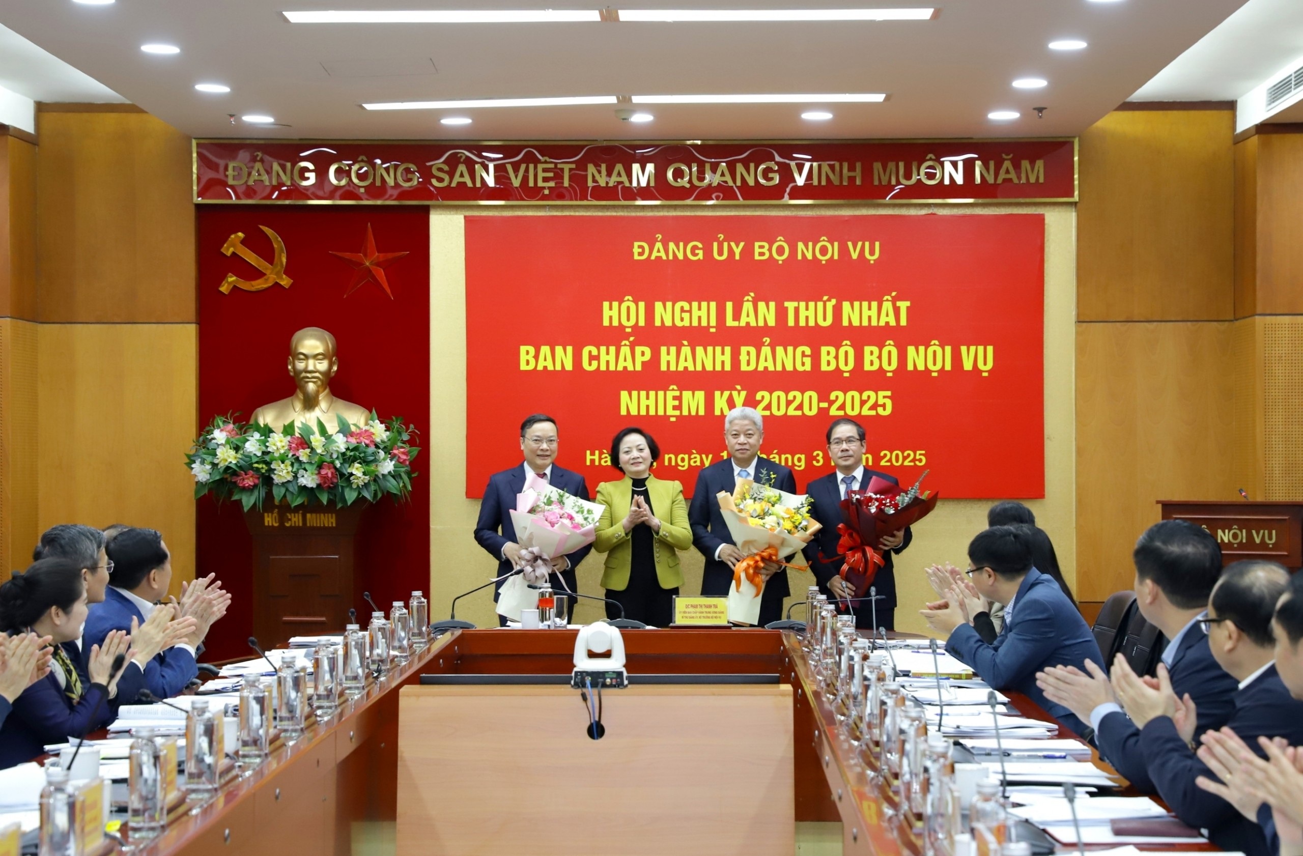 รัฐมนตรี Pham Thi Thanh Tra ดำรงตำแหน่งเลขาธิการคณะกรรมการพรรคของกระทรวงมหาดไทย - 2 Bộ trưởng Phạm Thị Thanh Trà làm Bí thư Đảng ủy Bộ Nội vụ - 2