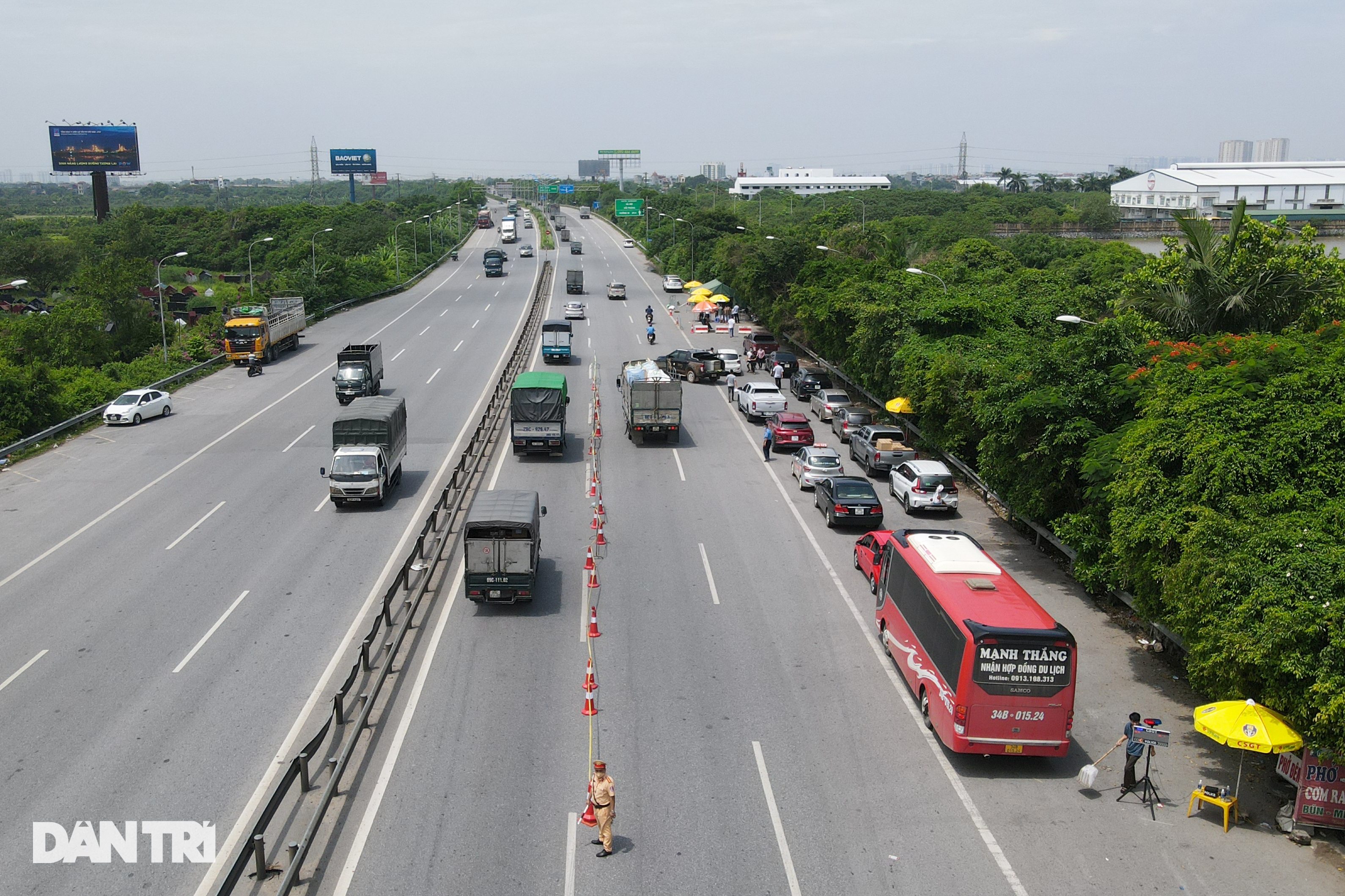 Chốt kiểm dịch cửa ngõ Hà Nội bất ngờ vắng vẻ sau chuỗi ngày ùn tắc kéo dài - 1 Chốt kiểm dịch cửa ngõ Hà Nội bất ngờ vắng vẻ sau chuỗi ngày ùn tắc kéo dài - 1