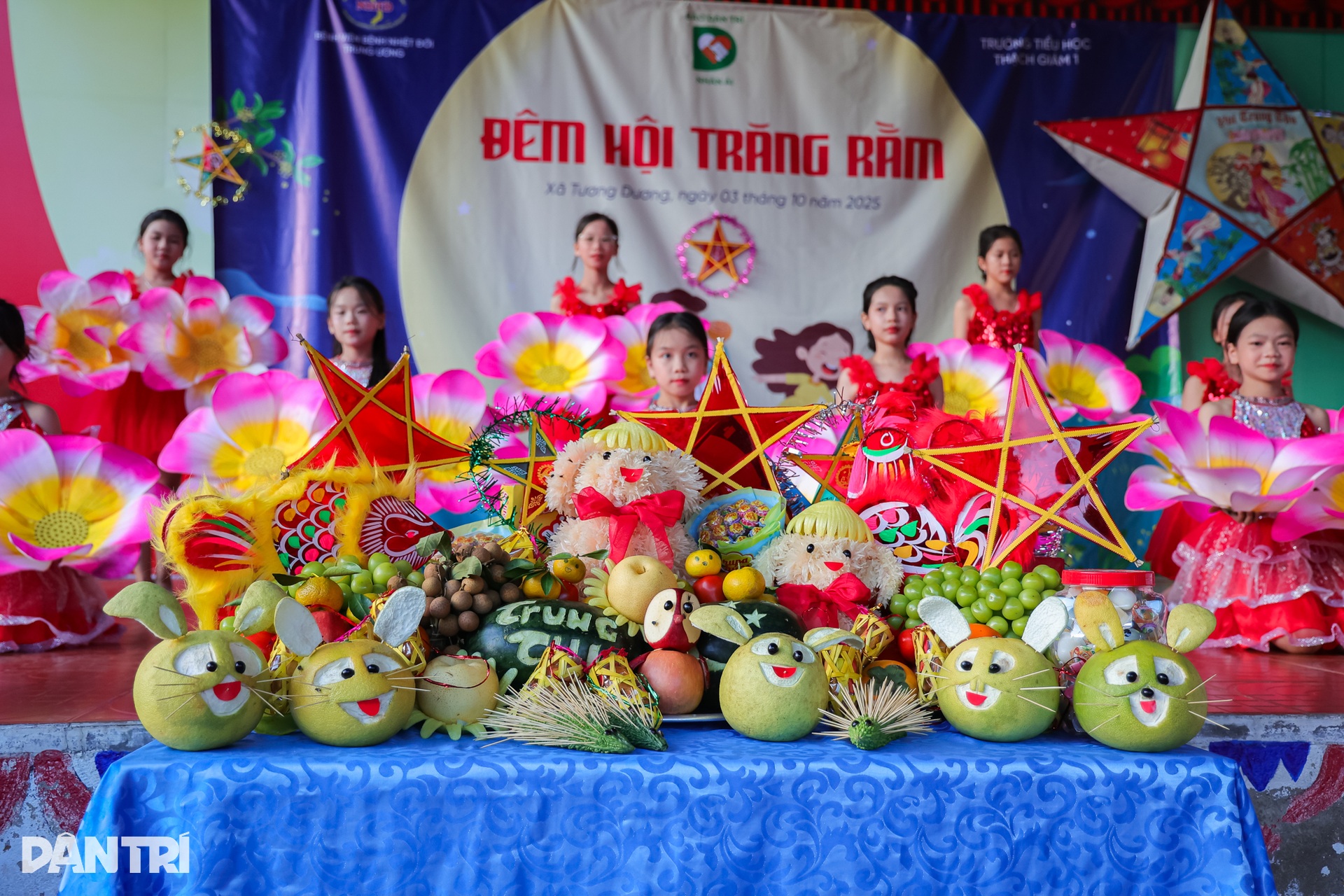 Niềm vui Tết Trung thu của 440 em nhỏ vùng rốn lũ Nghệ An - 11 Niềm vui Tết Trung thu của 440 em nhỏ vùng rốn lũ Nghệ An - 11