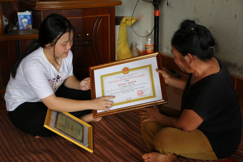 Người vợ bệnh tim chôn chặt nỗi đau mất chồng, nức nở xin con từ bỏ kỳ thi quốc gia - 5 Người vợ bệnh tim chôn chặt nỗi đau mất chồng, nức nở xin con từ bỏ kỳ thi quốc gia - 5