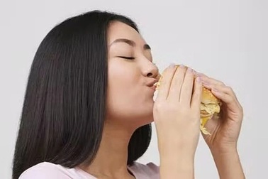 Bạn gái quá tham ăn, tôi muốn cưới nhưng mẹ lại ra sức ngăn cản