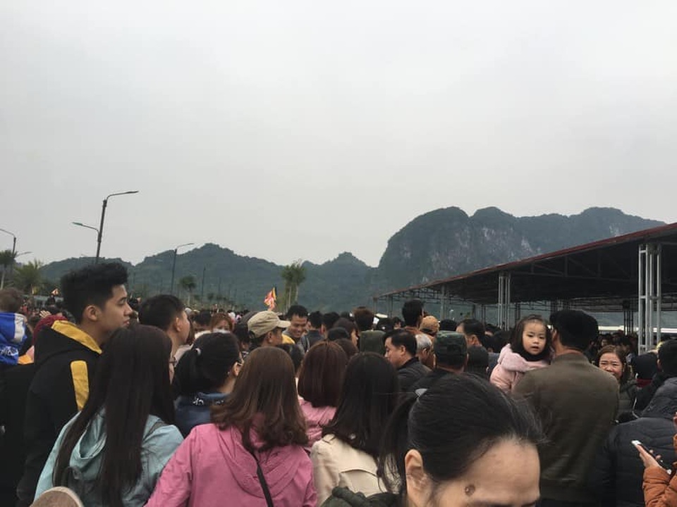 Biển người nườm nượp đổ về ngôi chùa lớn nhất thế giới ở Hà Nam - 5 Biển người nườm nượp đổ về ngôi chùa lớn nhất thế giới ở Hà Nam - 5