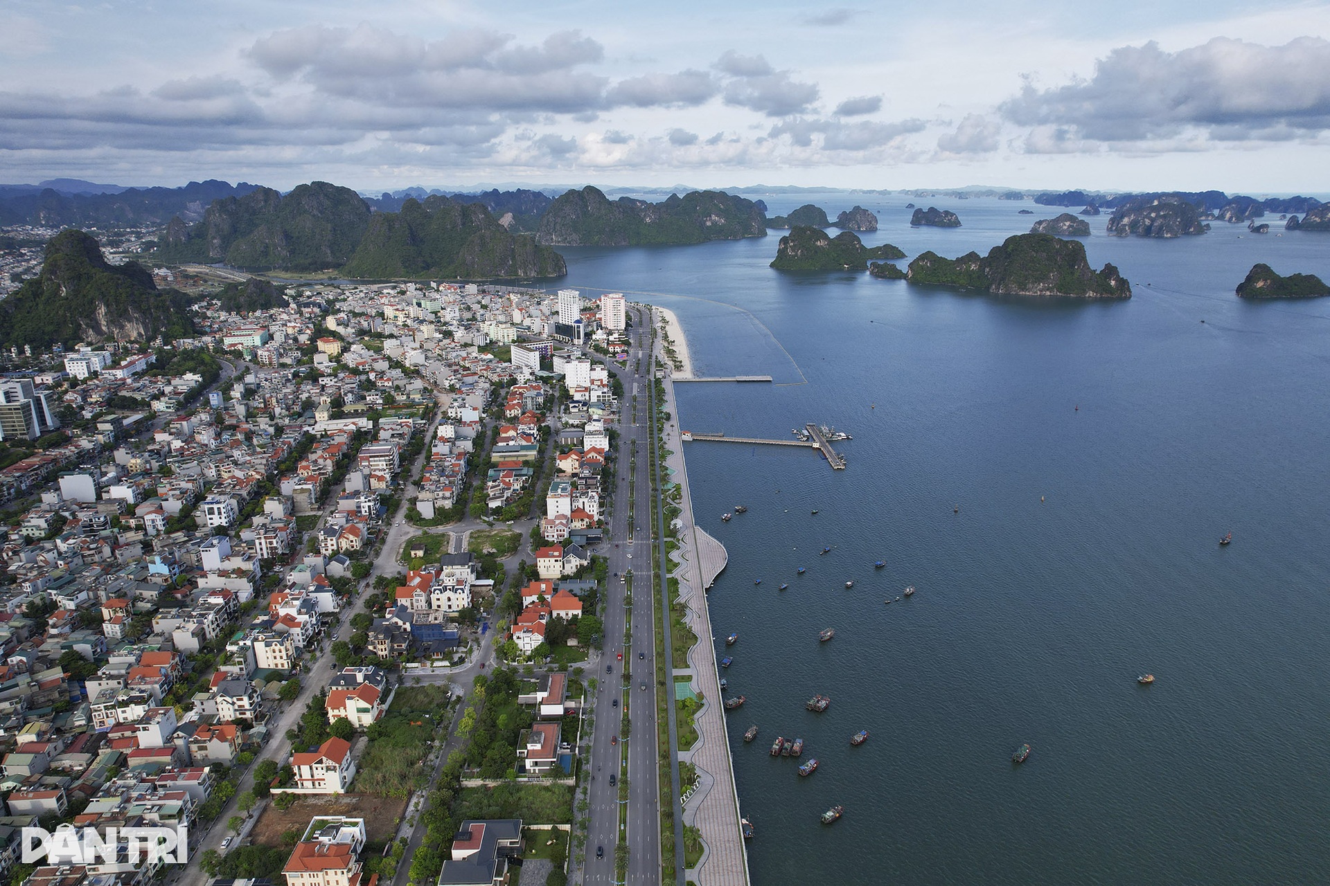 Ngắm đường bao biển đi xuyên qua kỳ quan thế giới vịnh Hạ Long - 12 Ngắm đường bao biển đi xuyên qua kỳ quan thế giới vịnh Hạ Long - 12