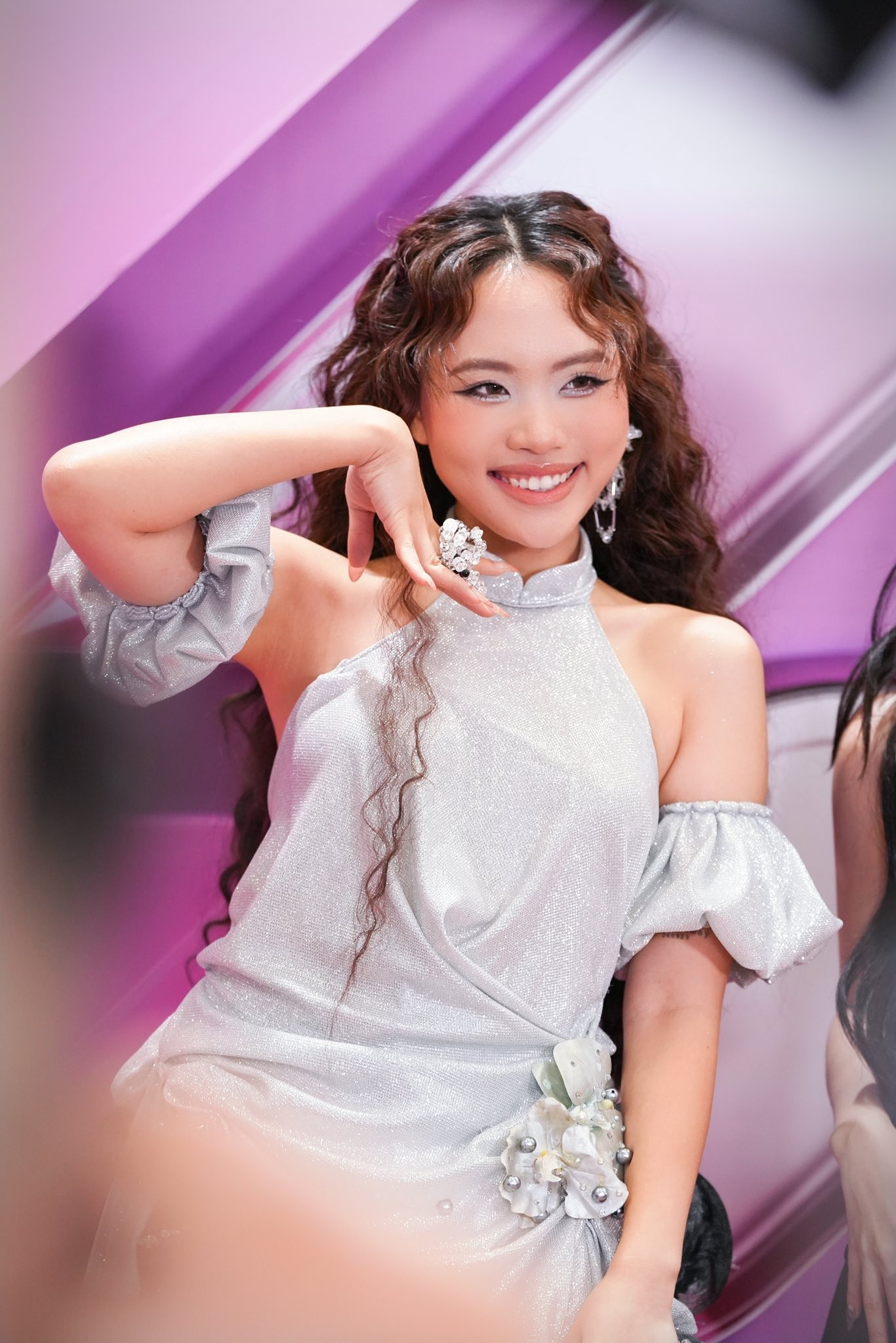 Phương Mỹ Chi được khen vì hành động tinh tế bảo vệ đồng nghiệp - 2