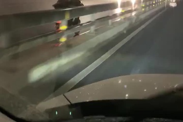 Người đàn ông đi xe máy liều mình đi ngược chiều tốc độ cao trên cầu Nhật Tân