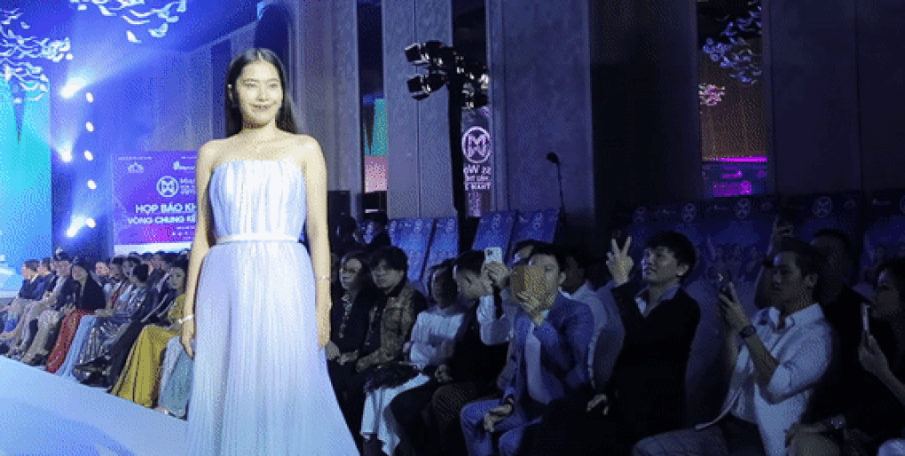 Nam Em catwalk tự tin sau tranh cãi eo kém thon tại Miss World Vietnam - 3 Nam Em catwalk tự tin sau tranh cãi eo kém thon tại Miss World Vietnam - 3