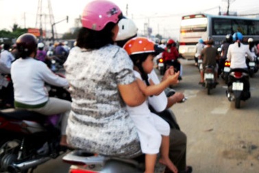 Chở trẻ nhỏ trên xe máy và những hiểm nguy rình rập