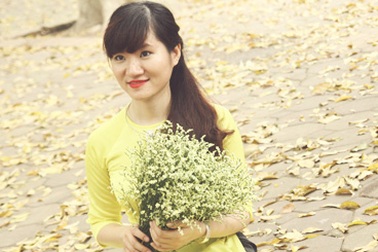 Thảm lá sấu rụng vàng ruộm thu hút bạn trẻ Hà thành