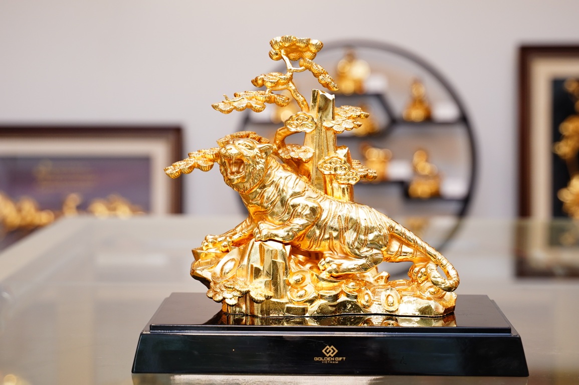 Tượng hổ mạ vàng ròng 50 triệu đồng, quà sang chơi Tết của đại gia Việt - 1 Tượng hổ mạ vàng ròng 50 triệu đồng, quà sang chơi Tết của đại gia Việt - 1