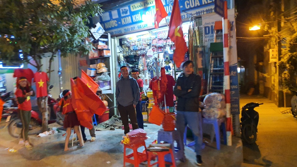 100.000 đồng/lá cờ, dân Hà Nội bạo chi không tiếc đi... “bão” - 3 100.000 đồng/lá cờ, dân Hà Nội bạo chi không tiếc đi... “bão” - 3