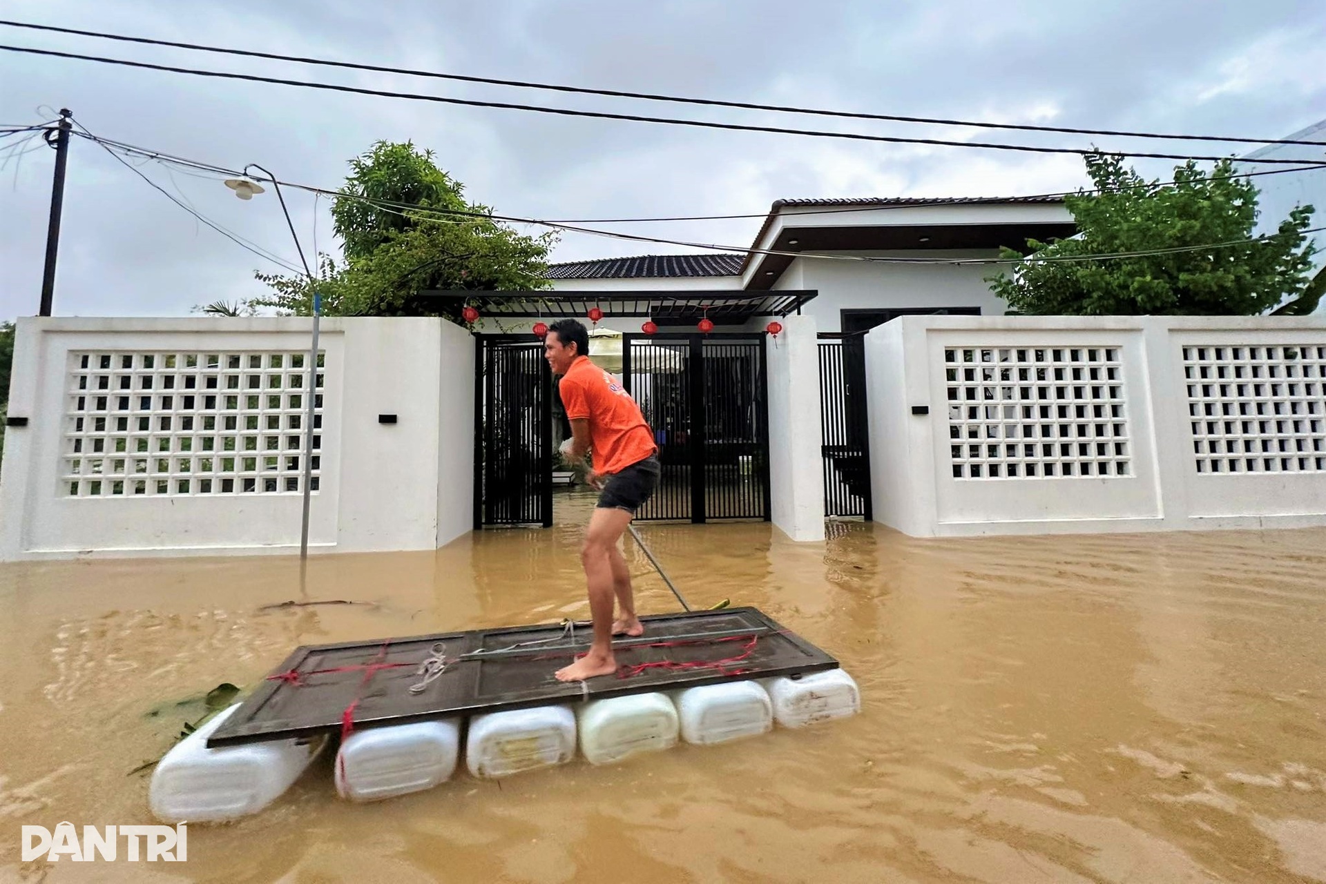 Lũ cuốn trôi cầu, nhấn chìm hàng trăm ngôi nhà ở miền Trung - 9