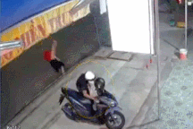 Clip tên trộm xe máy bị chủ nhà "dạy một bài học" khiến dân mạng hả hê