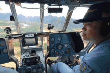 Trực thăng của không quân thả hàng cứu trợ người dân vùng lũ ở Lạng Sơn