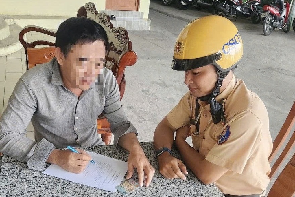 CSGT lập biên bản tài xế xe ba bánh chạy ngược chiều ở TPHCM - 1 CSGT lập biên bản tài xế xe ba bánh chạy ngược chiều ở TPHCM - 1