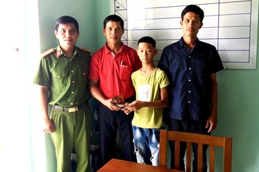Học sinh lớp 6 trả lại tài sản cho người đánh rơi