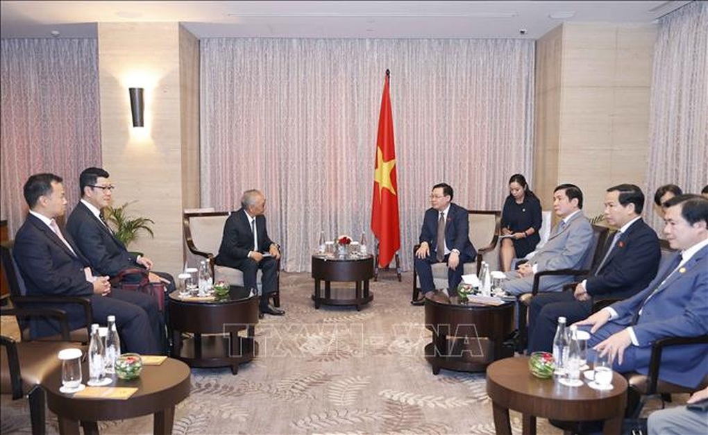 Chủ tịch Quốc hội Vương Đình Huệ tiếp lãnh đạo các tập đoàn kinh tế lớn tại Indonesia - 2 Chủ tịch Quốc hội Vương Đình Huệ tiếp lãnh đạo các tập đoàn kinh tế lớn tại Indonesia - 2