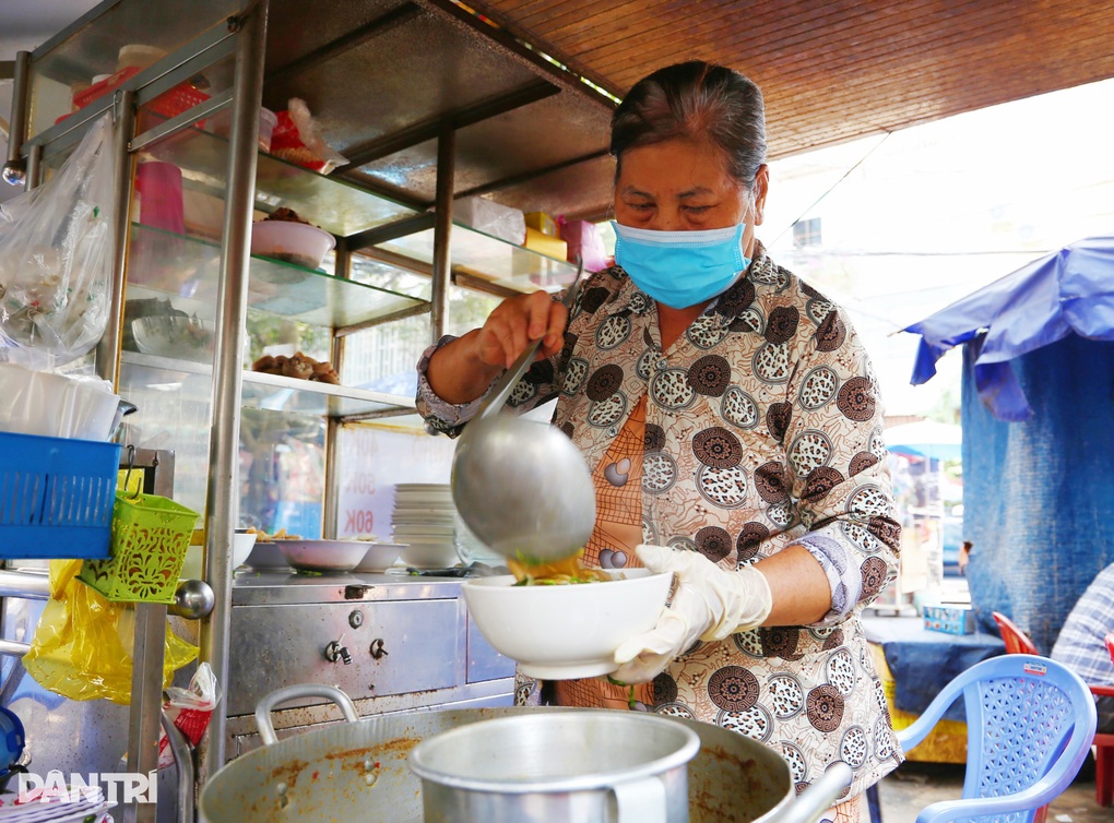 Được vua đầu bếp Mỹ ghé thăm, quán vỉa hè TPHCM nổi tiếng thế giới - 2 Được vua đầu bếp Mỹ ghé thăm, quán vỉa hè TPHCM nổi tiếng thế giới - 2