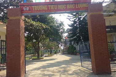 Hiệu trưởng bị khiển trách, kéo dài thời hạn nâng lương vì triển khai nhiều khoản thu trái quy định