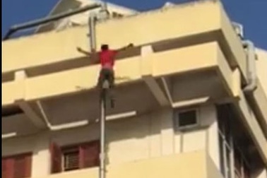 Nam thanh niên nhảy từ tầng 4, trúng nóc ô tô