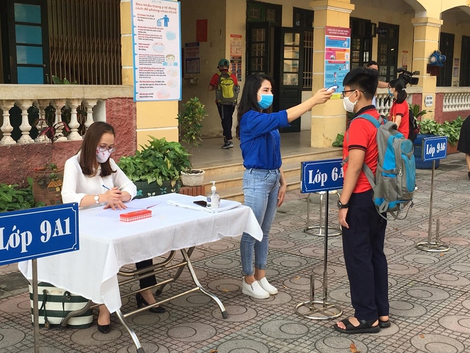 Thanh niên Thủ đô hỗ trợ biện pháp phòng dịch tại các trường học - 4 Thanh niên Thủ đô hỗ trợ biện pháp phòng dịch tại các trường học - 4