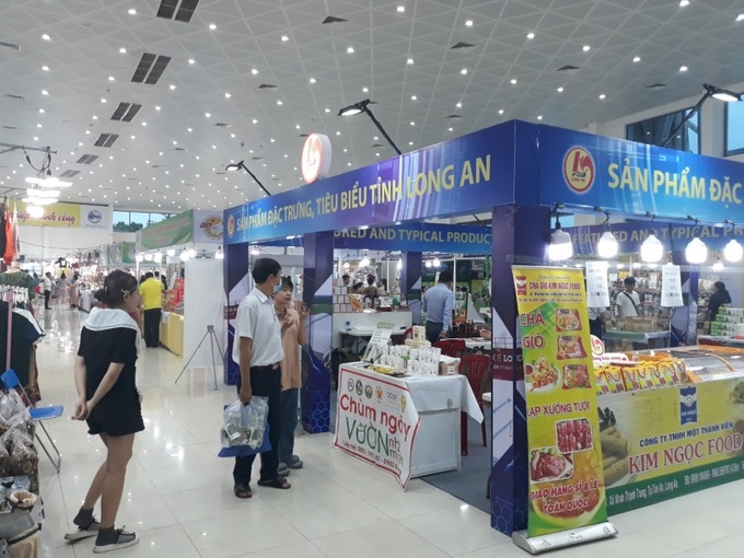 Các gian hàng tham gia hội chợ.