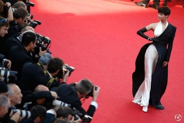 Giọng ca nổi tiếng Trung Quốc diện đồ 'độc' tới Cannes