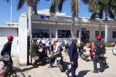 Hàng trăm người tập trung trước nhà máy đường đòi tiền sắm tết