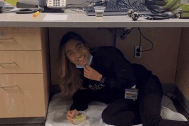 Giới trẻ chui xuống gầm bàn, mặc đồ lót màu đỏ để cầu tình duyên năm mới