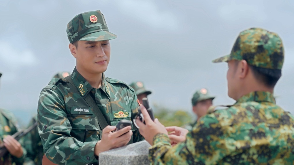 Việt Anh căng thẳng khi bắn đạn thật trong phim giờ vàng VTV - 2 Việt Anh căng thẳng khi bắn đạn thật trong phim giờ vàng VTV - 2