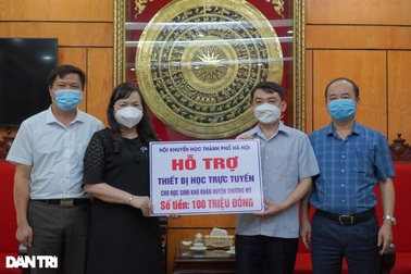 Trao 200 triệu đồng giúp đỡ học sinh nghèo bị ảnh hưởng bởi dịch Covid-19