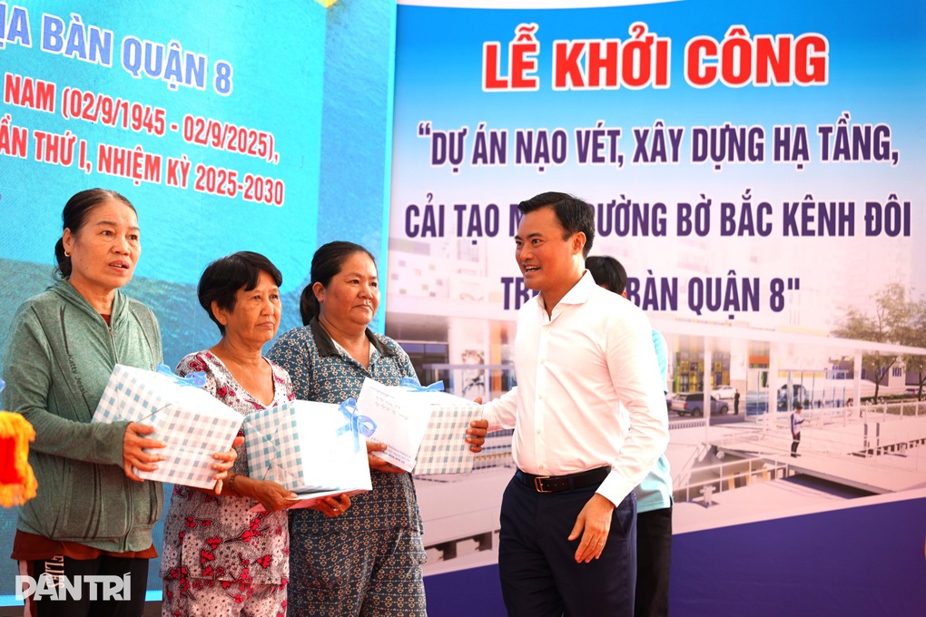 Người dân hào hứng trong ngày khởi công cải tạo bờ bắc kênh Đôi TPHCM - 3 Người dân hào hứng trong ngày khởi công cải tạo bờ bắc kênh Đôi TPHCM - 3