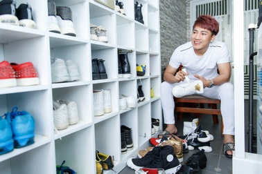 Khám phá căn hộ với tủ giày hàng trăm đôi của nam ca sĩ Sao Mai