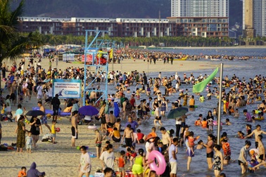 Nghìn người đổ về biển Quảng Ninh "giải nhiệt" nắng nóng