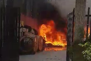 Cháy bãi dây cáp viễn thông, cả khu phố náo loạn