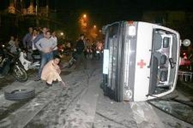 Lật xe cứu thương ở ngã tư Chùa Bộc - Thái Hà