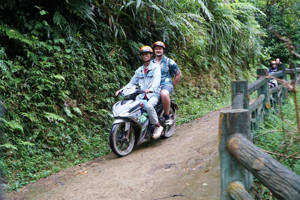 Đội xe ôm chở khách ở thung lũng và cách “trả ơn” thiên nhiên đặc biệt - 2