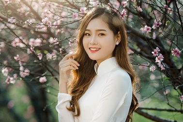 Nữ sinh ĐH Kinh tế Quốc dân khoe sắc bên hoa đào đầu mùa