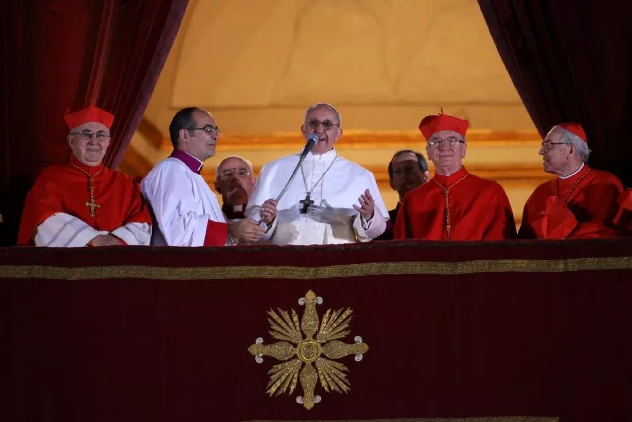 Đức Giáo hoàng Francis mới đắc cử phát biểu trước đám đông đang chờ đợi từ ban công trung tâm của Vương cung thánh đường Thánh Peter vào ngày 13/3/2013, tại Vatican (Ảnh: API).