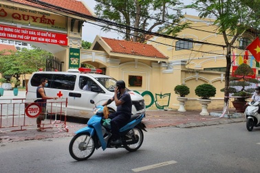 Giáo viên dương tính với SARS-CoV-2, học sinh cuối cấp phải nghỉ học