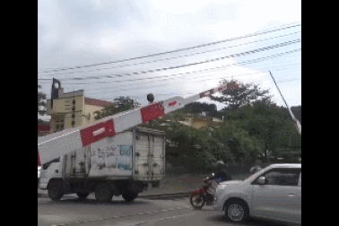 Clip “chàng trai chở bạn gái vượt chắn tàu và cái kết” ấn tượng nhất tuần qua