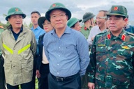 Phó Thủ tướng Lê Thành Long kiểm tra sự cố đê vỡ, thăm hỏi bà con vùng lũ