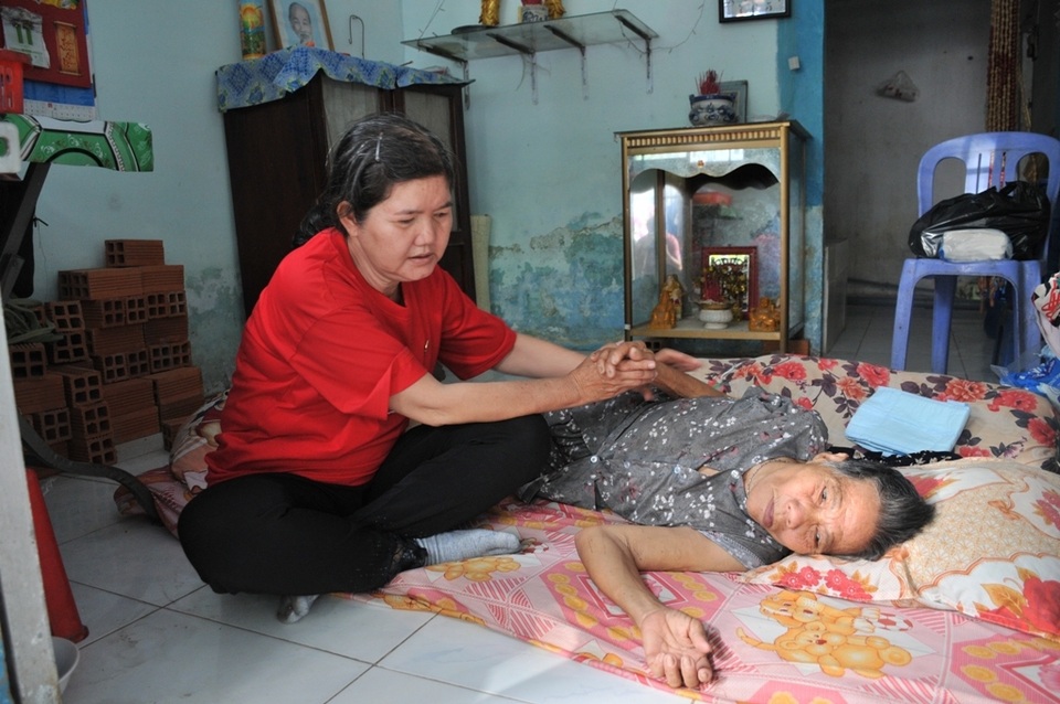 Xót cảnh cụ bà nằm liệt một chỗ… “chết mòn” vì không người thân chăm sóc - 4 Xót cảnh cụ bà nằm liệt một chỗ… “chết mòn” vì không người thân chăm sóc - 4