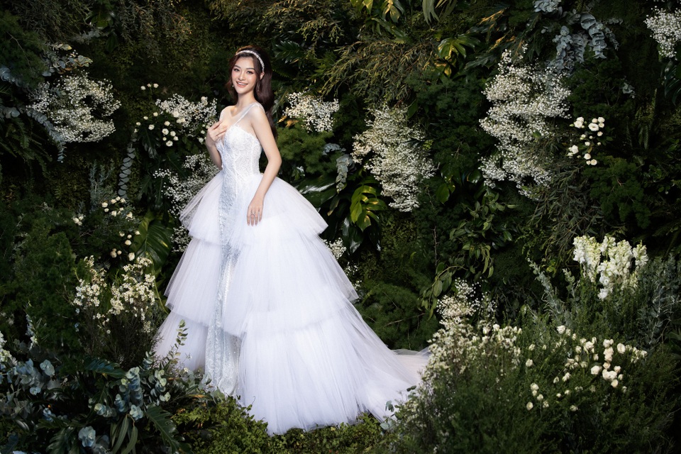 Hoa hậu Lương Thuỳ Linh và Á hậu Kiều Loan bất ngờ hoá cô dâu - 6