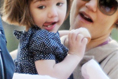 Con gái TomKat “khoe” tóc mới