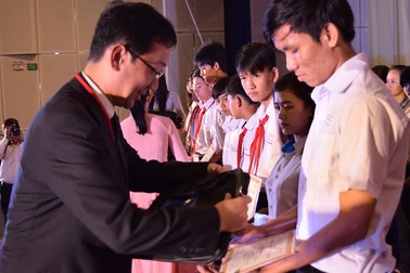 Trao học bổng “Cho em đến trường” lần thứ 12