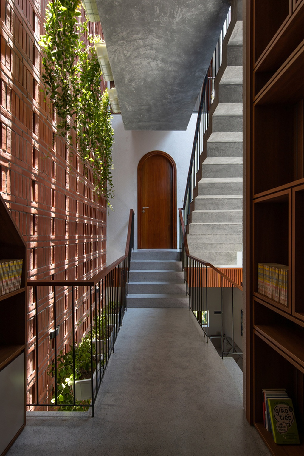 Nhà ống hướng Tây luôn mát mẻ nhờ khoảng lùi bằng thảm cây xanh - 7 Nhà ống hướng Tây luôn mát mẻ nhờ khoảng lùi bằng thảm cây xanh - 7