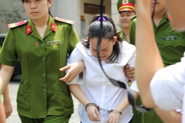 "Bảo mẫu" làm chết bé trai 18 tháng tuổi nức nở tại tòa