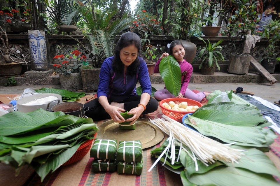 Đại gia đình 3 thế hệ về quê quây quần bên nhau gói bánh chưng đón Tết - 1 Đại gia đình 3 thế hệ về quê quây quần bên nhau gói bánh chưng đón Tết - 1