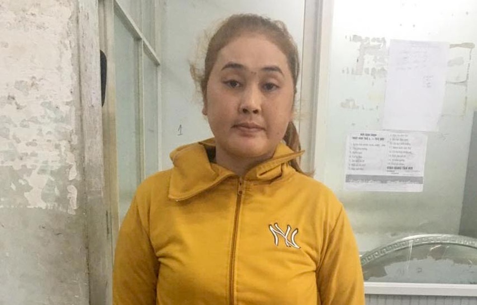 Cặp đôi 4 lần dùng vàng giả lừa tiệm vàng - 1 Cặp đôi 4 lần dùng vàng giả lừa tiệm vàng - 1