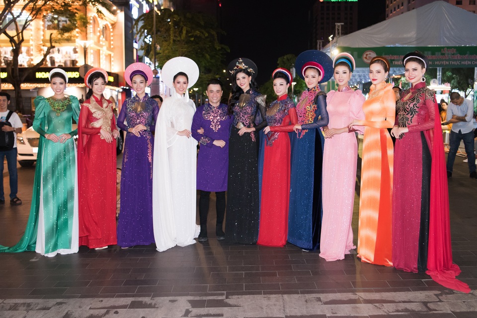 Hàng nghìn người vây quanh dàn người đẹp xuống phố trình diễn áo dài - 2 Hàng nghìn người vây quanh dàn người đẹp xuống phố trình diễn áo dài - 2
